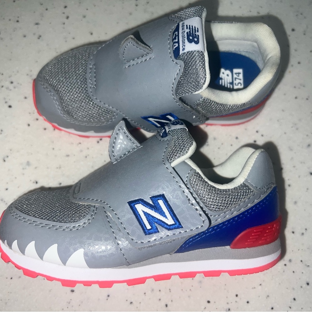 Brand New w. Box Shark NB 574 Sz 9. Perfect for the shark lover!